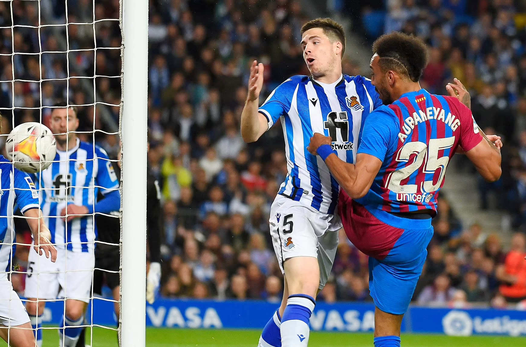 Barca khiến Real Madrid chưa thể sớm lên ngôi La Liga